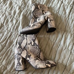 Steve Madden Therese Snake Skin Heeled Booties Size 7.5
